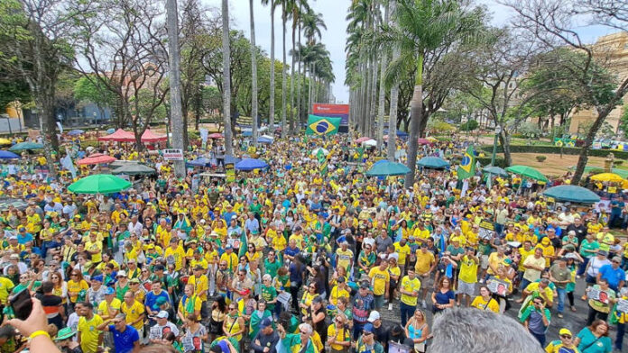 Ato contra Moraes em BH pede que Pacheco aceite pedido de impeachment