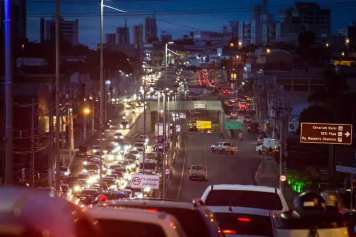 População reclama de passar horas no trânsito na capital de Mato Grosso — Foto: Assessoria