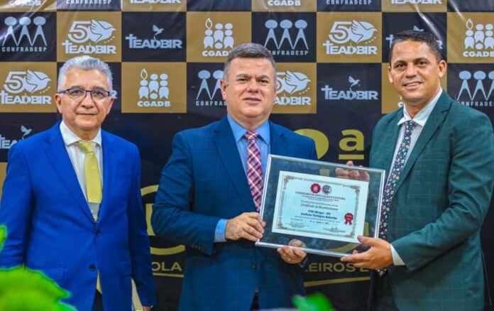 Da esquerda para direita, o vice-presidente e o presidente da AD Birigui (SP), Pr. Moacir Dias e Pr. Emanuel Junior, respectivamente, e o Pr.Kerlânio Robson, diretor-executivo do ITEB / Foto cedida pelo ITEB