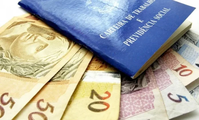 Pagamento do 13º feito em uma única parcela apenas em dezembro é ilegal — Foto: Reprodução