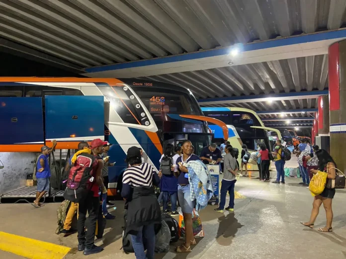 Movimentação na rodoviária em Cuiabá — Foto: AGER/MT