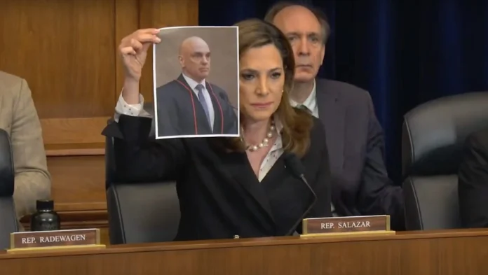 A deputada María Elvira Salazar é uma das parlamentares dos EUA mais críticas da atuação de Moraes e do STF. (Foto: Reprodução/Youtube/House Foreign Affairs Committee)