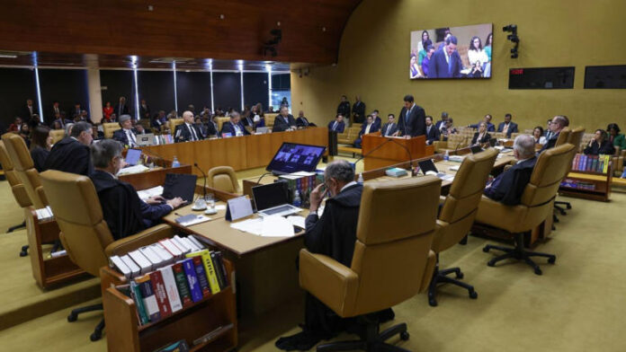 Oito ministros não se manifestam a favor de Moraes em sessão do STF
