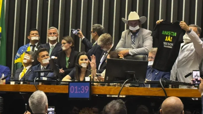 Parlamentares da oposição bloquearam início das sessões da Câmara e do Senado em protesto contra Moraes. (Foto: Wesley Oliveira/Gazeta do Povo)