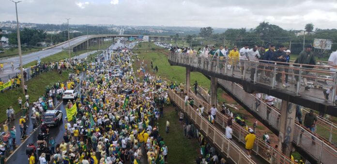 Faixas, camisetas e bandeiras do Brasil marcaram a Caminhada pela Liberdade, que mobilizou famílias, caravanas e apoiadores em Brasília (Foto: Aline Rechmann/Gazeta do Povo)