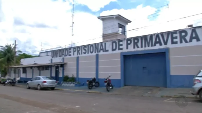 Início de motim foi registrado na Cadeia Pública de Primavera do Leste — Foto: Reprodução/TVCA